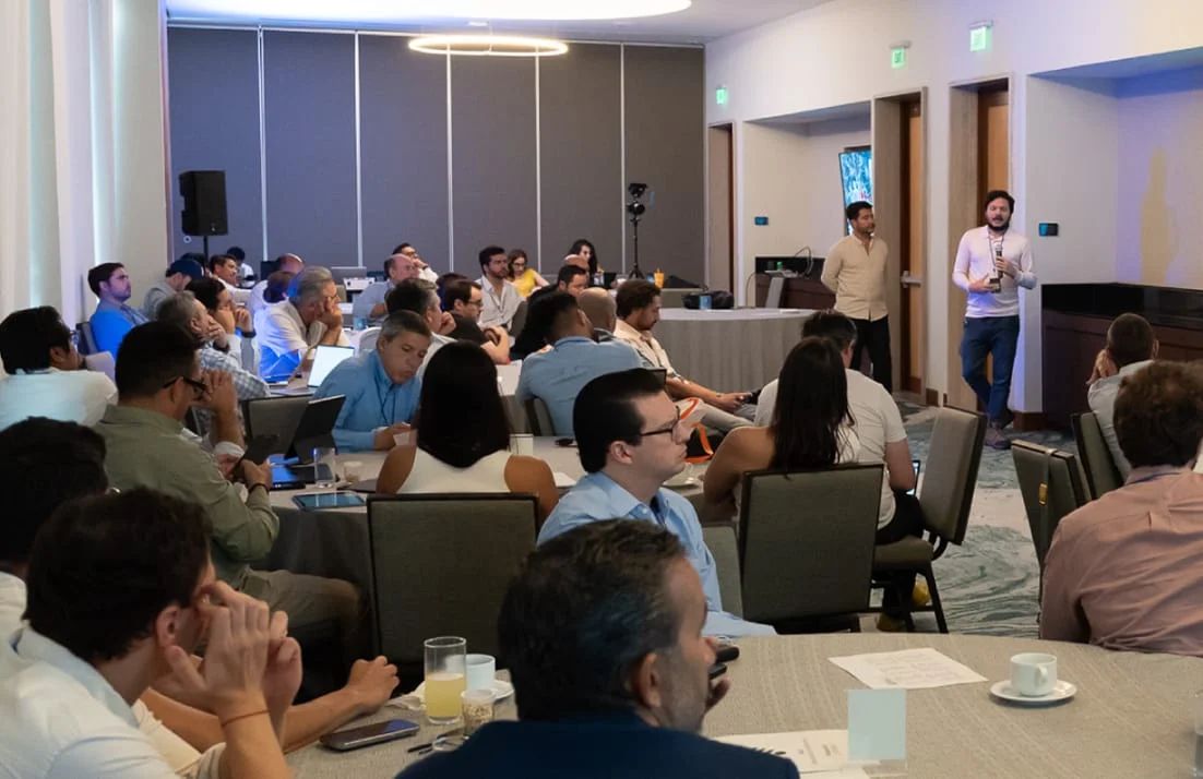 Personas dando una conferencia